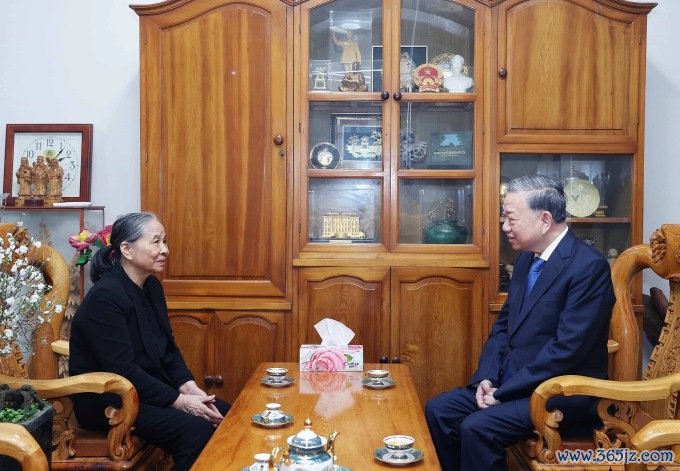 Tổng Bí thư Tô Lâm thăm hỏi， chúc Tết bà Ngô Thị Mận， Phu nhân Tổng Bí thư Nguyễn Phú Trọng， chiều 22/1. Ảnh: TTXVN