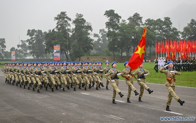 Khối nữ lực lượng Gìn giữ hòa bình hợp luyện kỷ niệm 70 năm chiến thắng Điện Biên Phủ. Ảnh: Giang Huy